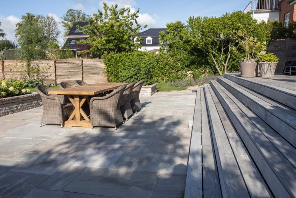 terrasse med flotte materialer - inspiration fra terrasse i Hunderup-kvarteret